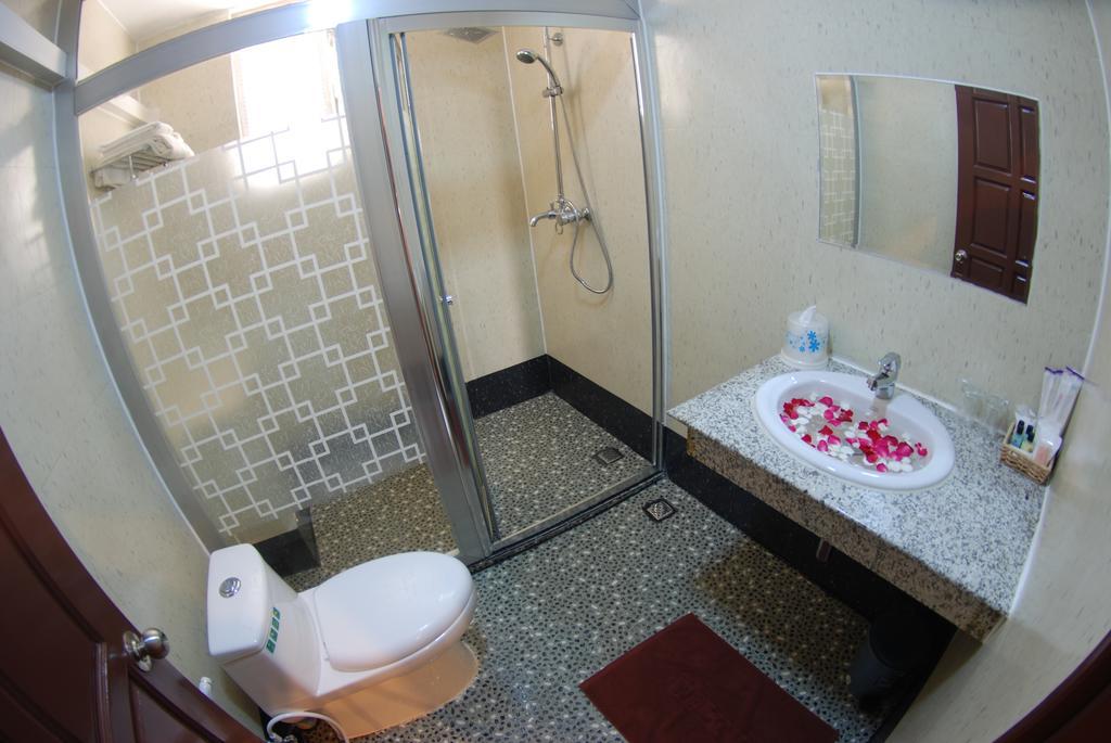 Holiday Hotel Yangon Room photo