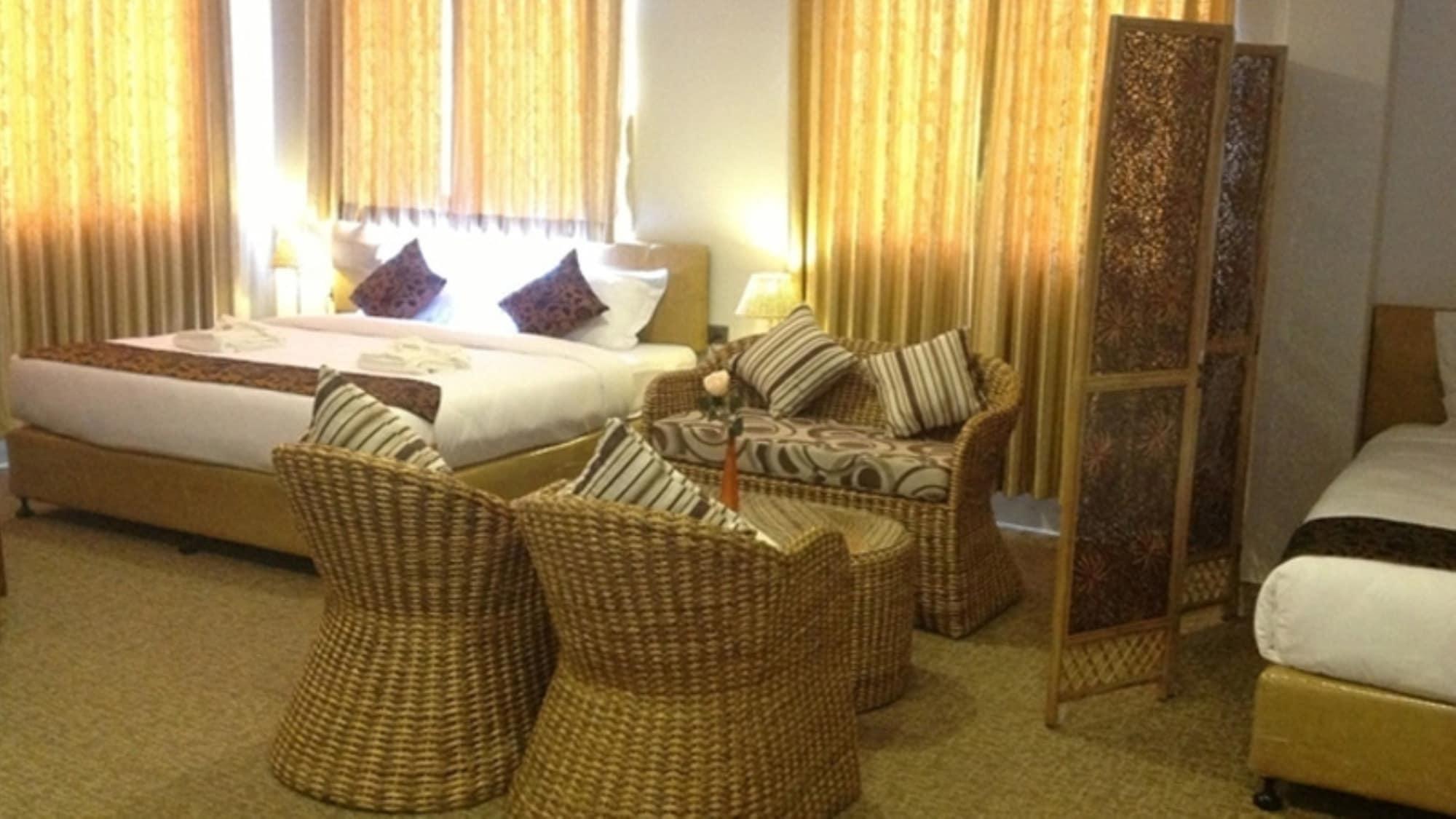 Holiday Hotel Yangon Exterior photo