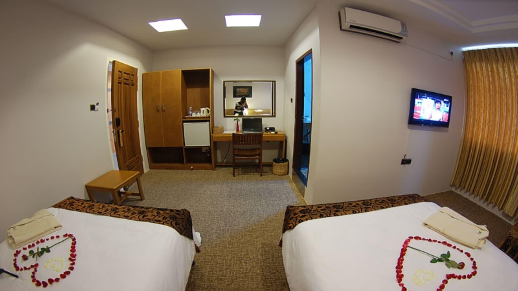 Holiday Hotel Yangon Exterior photo