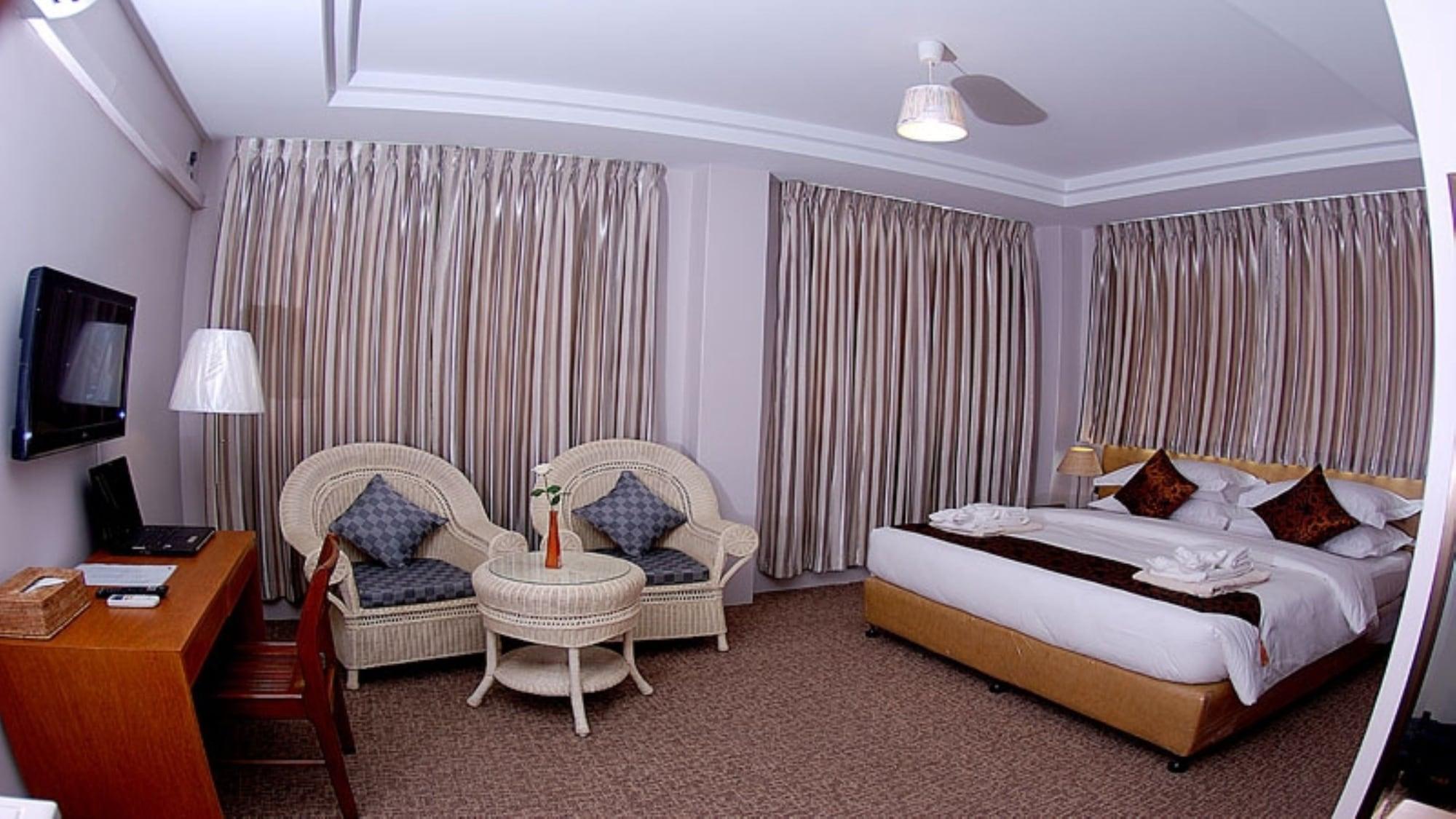 Holiday Hotel Yangon Exterior photo