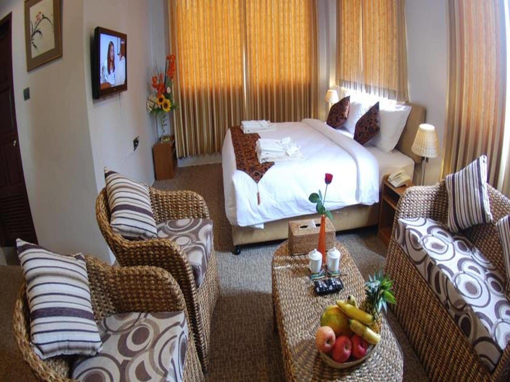 Holiday Hotel Yangon Exterior photo